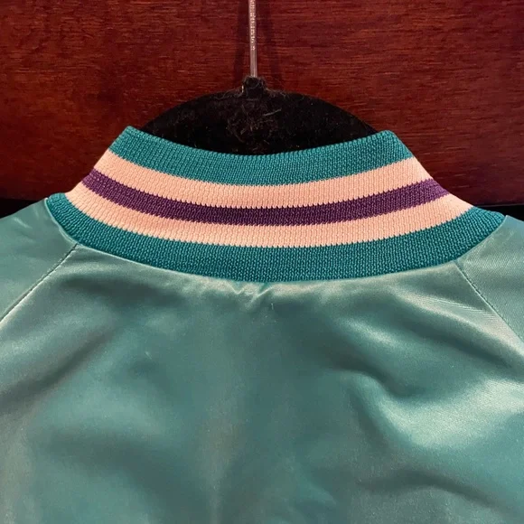 Nice Vintage Chalk Line Charlotte Hornets Size XL Starter Style Spellout Rare